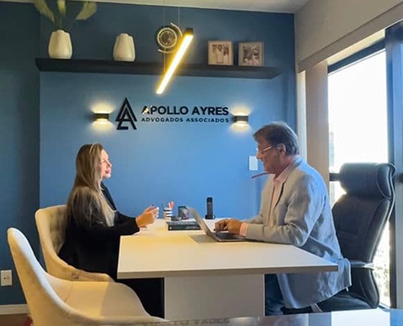 Advogado do escritório Apollo Ayres em atendimento a um cliente na sede de Brasília.